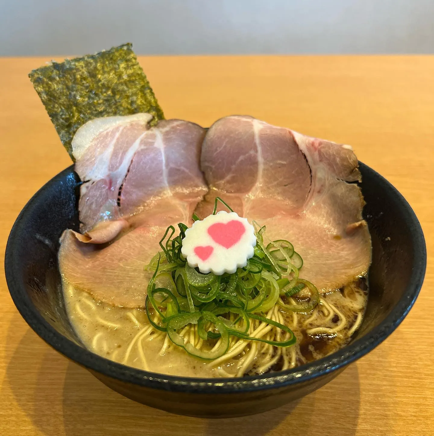 人気の黒豚骨ラーメン🍜