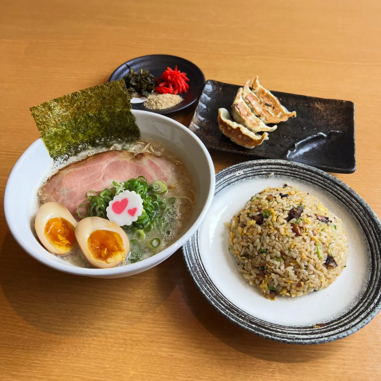 【味玉背脂豚骨ラーメン】