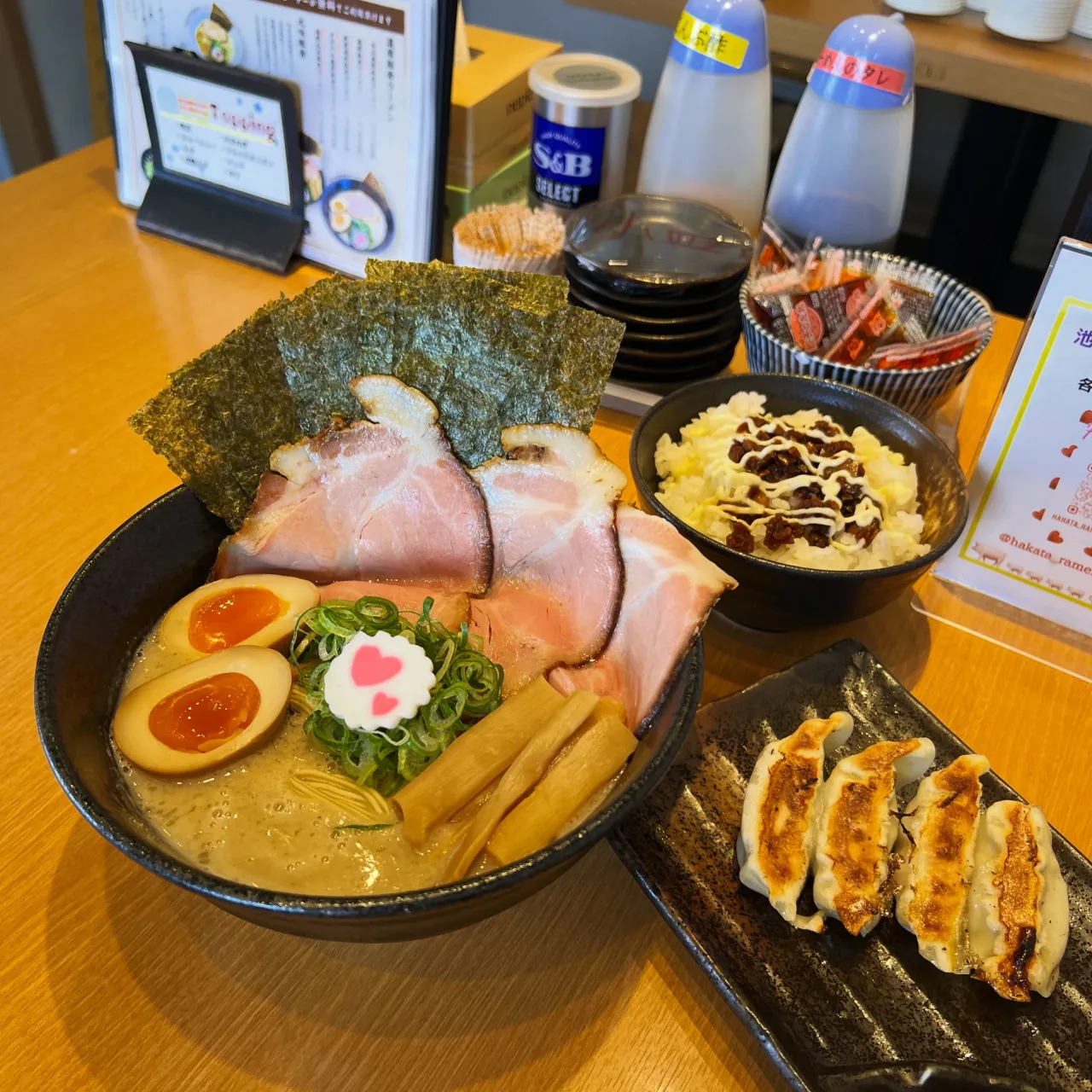 【特製濃厚豚骨ラーメン】